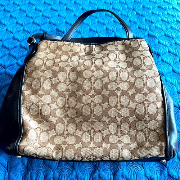 Coach Shoulder Bag In Signature Canvas - Picture 3 of 10